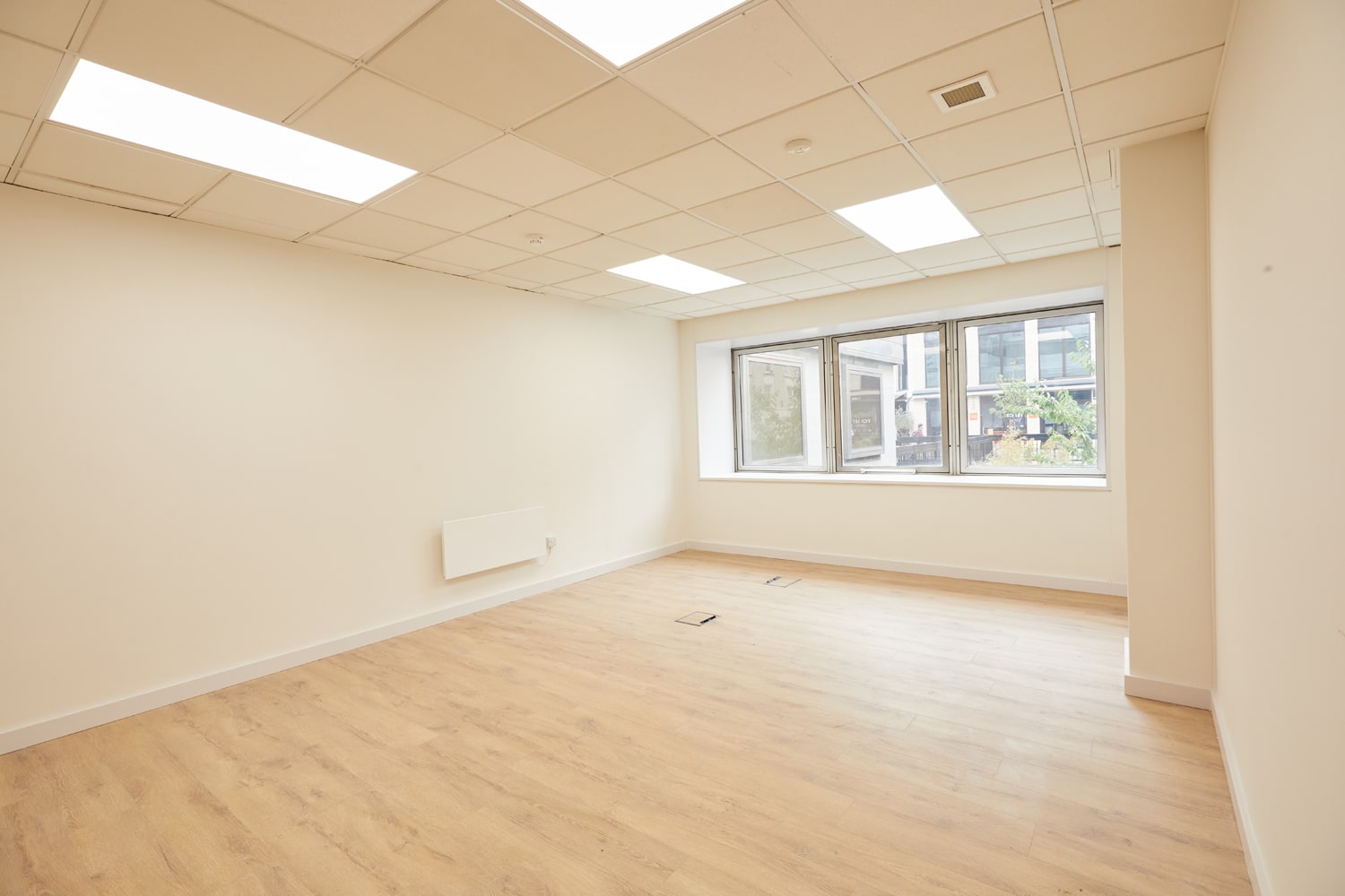 white-modern-office-layout-amenities