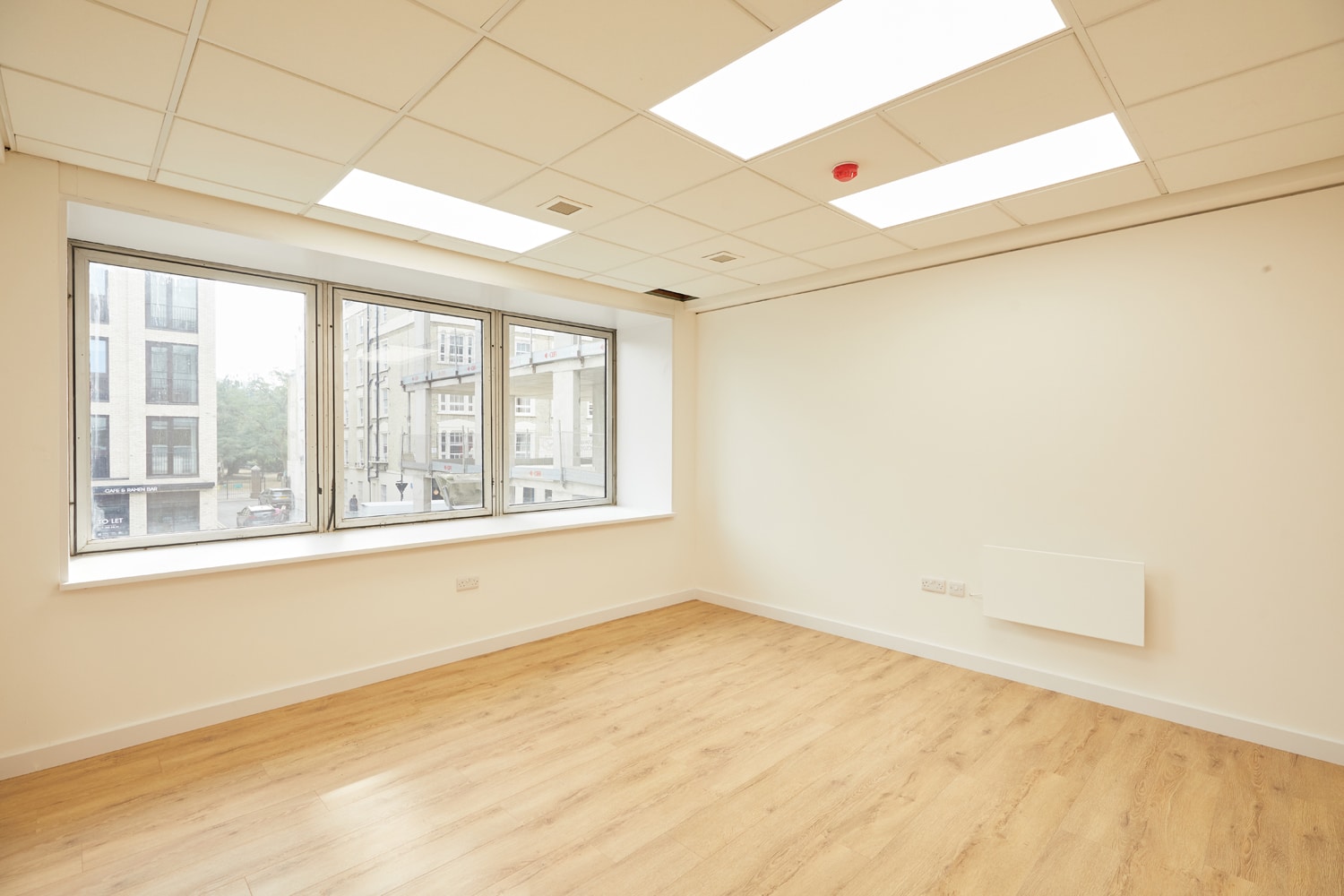 white-modern-office-layout-amenities