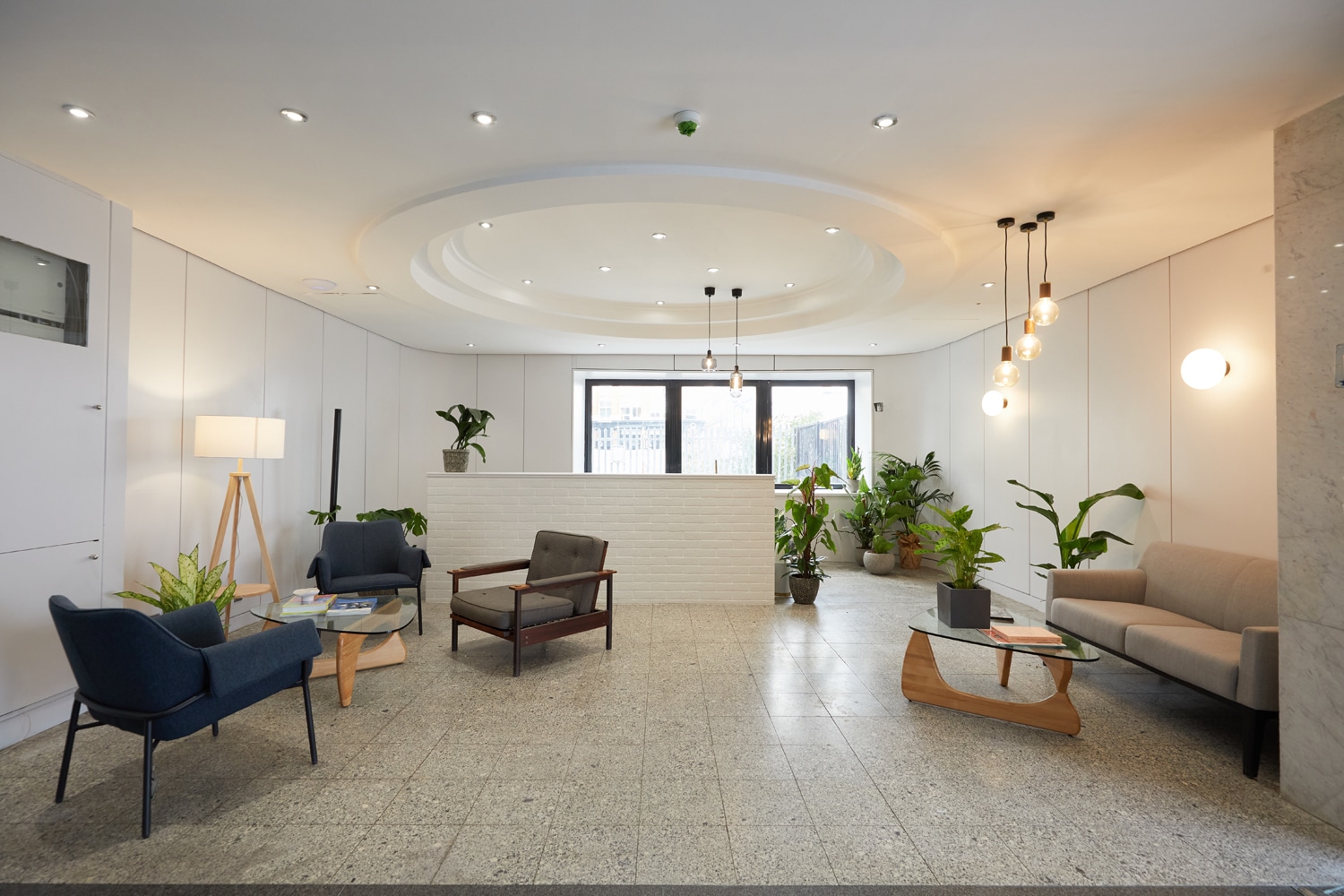 white-modern-office-layout-amenities