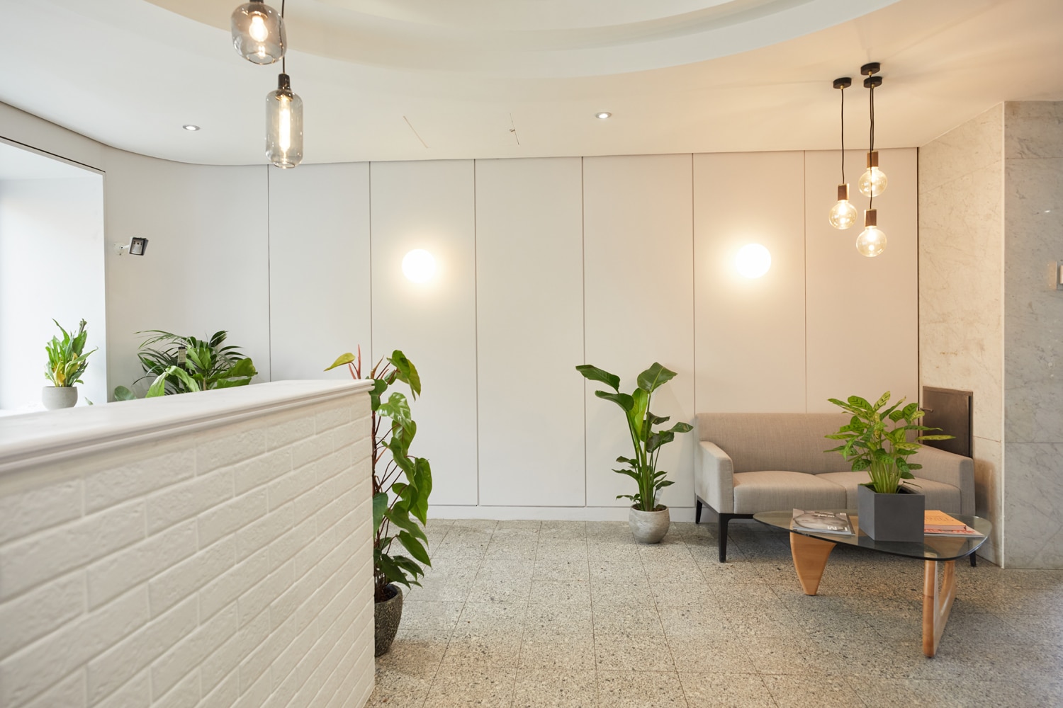 white-modern-office-layout-amenities