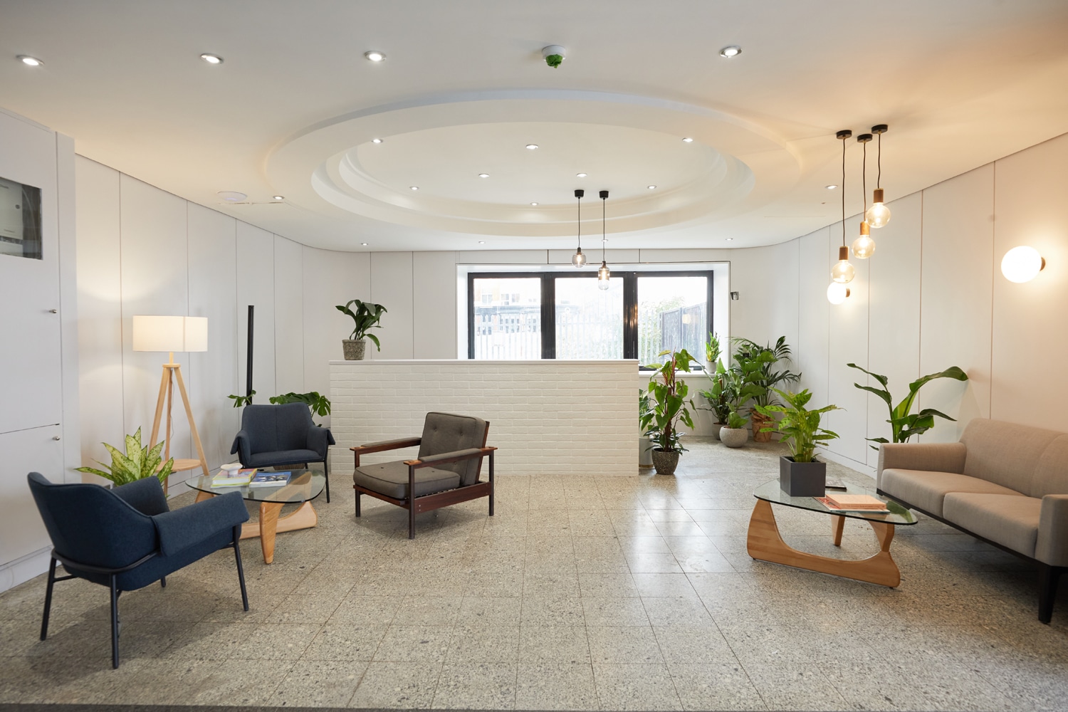 white-modern-office-layout-amenities